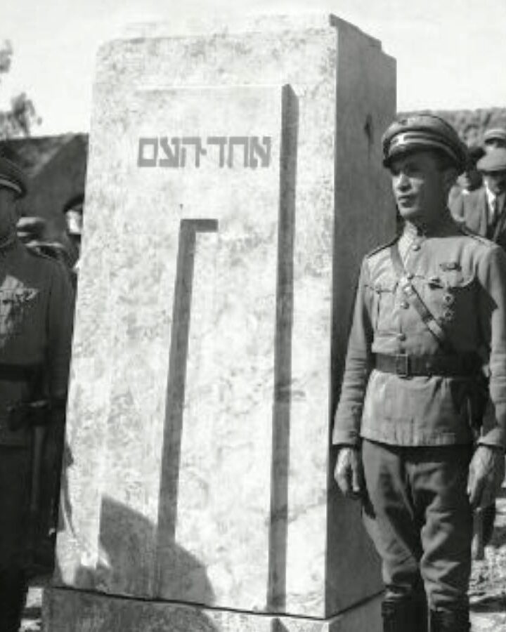 A civil defense Honor Guard stands next to Ahad Ha’am’s grave in the Trumpeldor Street cemetery. Photo courtesy of the Central Zionist Archives