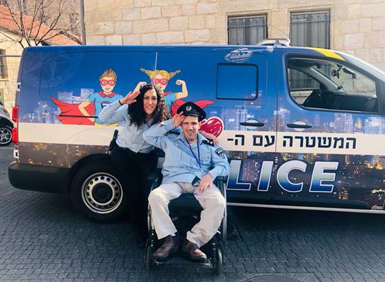 Tal, a resident at ALEH’s residential facility in Jerusalem, was whisked away for an unforgettable crimefighting experience by Adi Parnasa, a police officer from Jerusalem’s Lev Habira station.