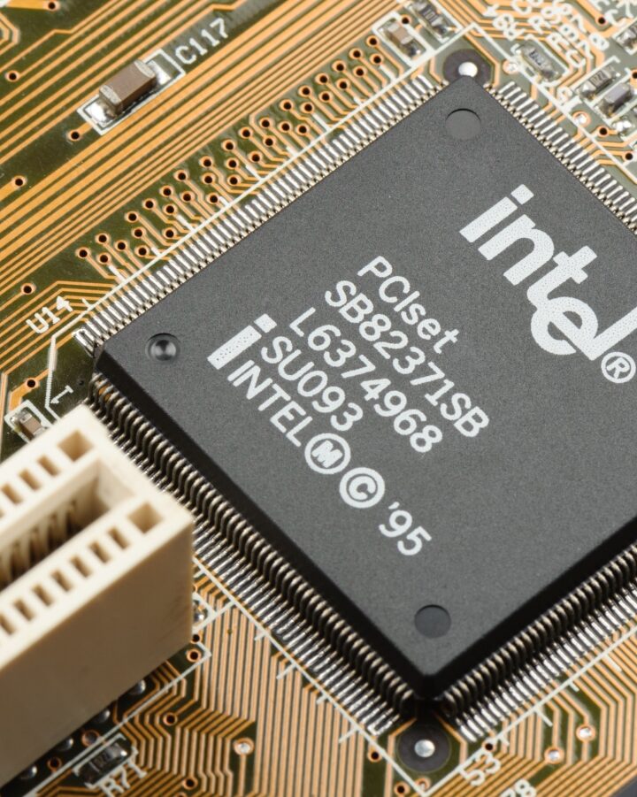 Tech giant and chipmaker Intel is expanding its Israel operations. Photo by Nor Gal