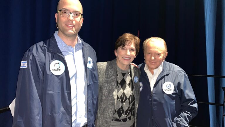 ISRAEL21c President Amy Friedkin, center, with SpaceIL cofounder Yonatan Winetraub, left, and donor Morris Kahn at the AIPAC Policy Conference in Washington, March 24, 2019. Photo: courtesy