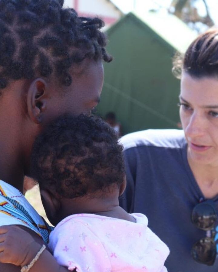 IsraAID's program director Naama Gorodischer with cyclone victims in Mozambique. Photo by Ethan Schwartz