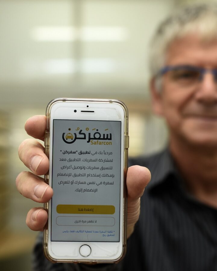 Prof. Yoram Shiftan with the Safarcon app. Photo courtesy of Technion Spokesperson's Office