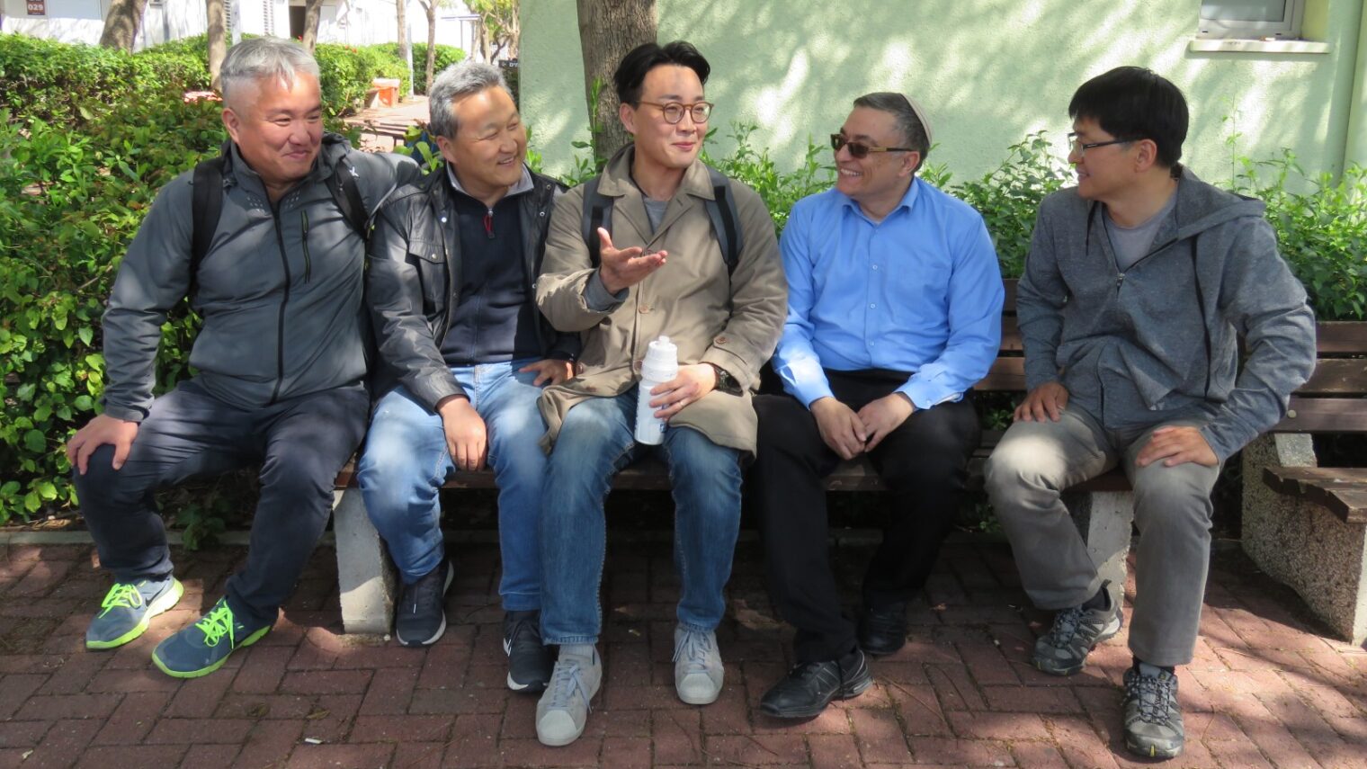 South Korean Bible students Prof. Michael Avioz (in blue shirt) at Bar-Ilan University, from left, Younho Park, Myoungseok Kim, HyongKwan Lee and Ikhwan Lee. Photo by Avital Turel