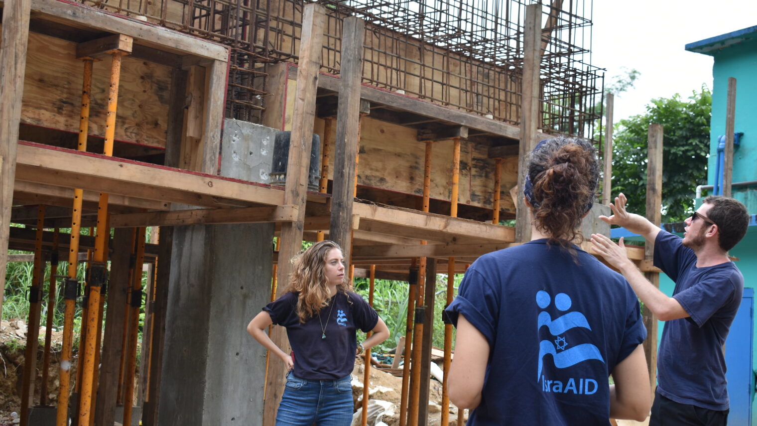 IsraAID builds a water filtration unit in El Real, Puerto Rico, that can filter water even without electricity. Photo courtesy IsraAID