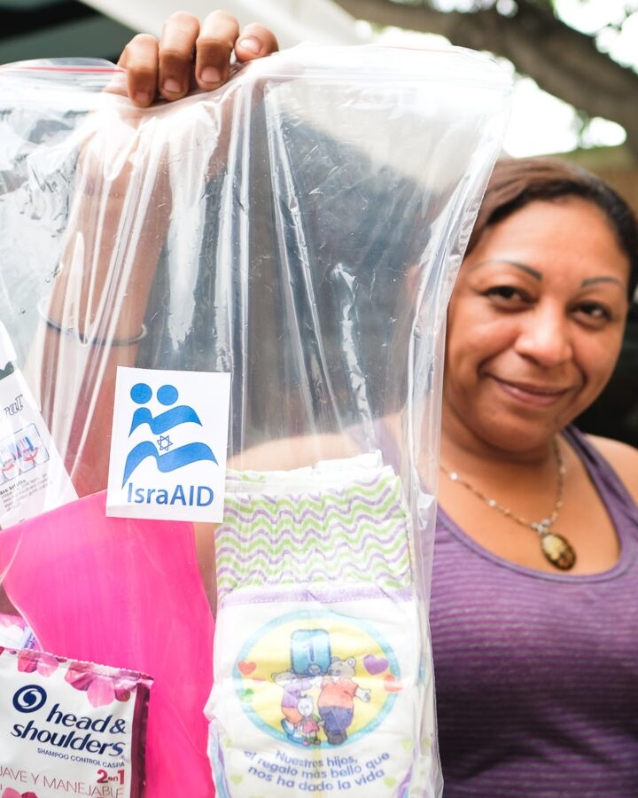 A Venezuelan refugee in Colombia with supplies distributed by IsraAID with Fundacion Venezolanos en CÃºcuta. Photo by SebastiÃ¡n Delgado/IsraAID