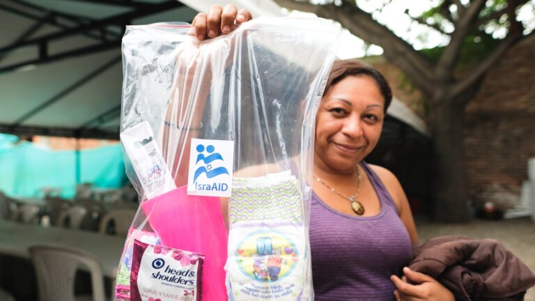 A Venezuelan refugee in Colombia with supplies distributed by IsraAID with Fundacion Venezolanos en Cúcuta. Photo by Sebastián Delgado/IsraAID
