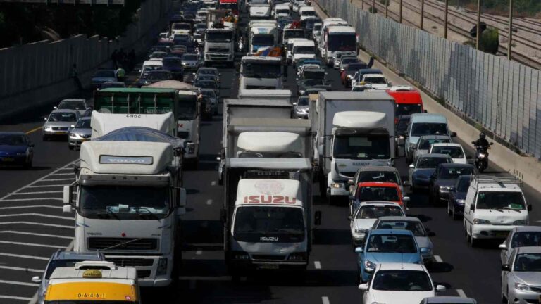 Israeli incentive-based pilot program aims to reduce traffic jams during rush hour. Photo by Roni Shutzer/FLASH90