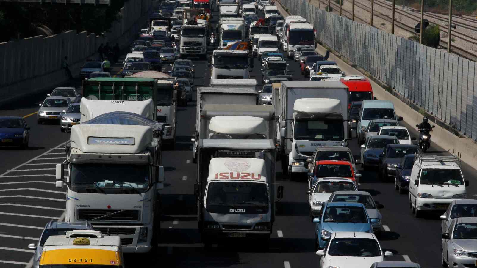 Israeli incentive-based pilot program aims to reduce traffic jams during rush hour. Photo by Roni Shutzer/FLASH90