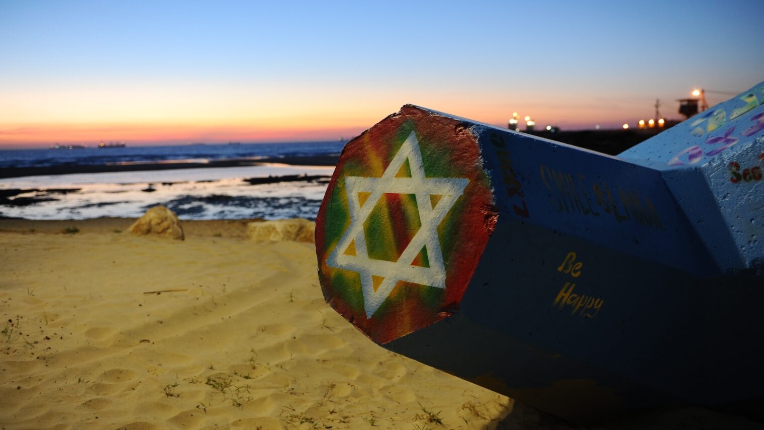 A Mediterranean sunset in the southern Israeli city of Ashdod, May 13, 2019. Photo by Mendy Hechtman/Flash90