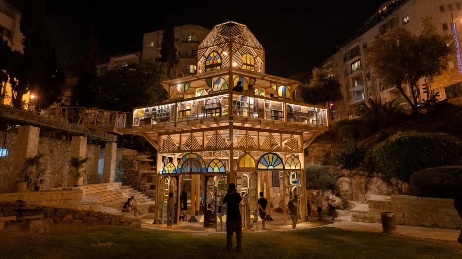 “Window Stories,” a temporary installation made of 550 salvaged windows, in Jerusalem’s Gan HaSus. Photo by Daniel Hanoch