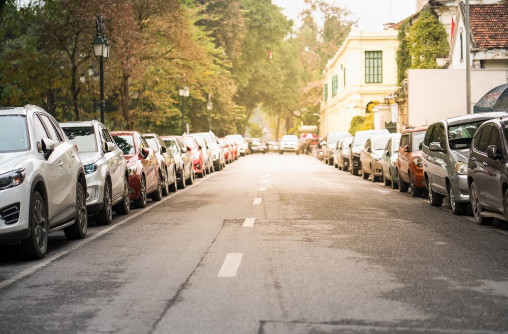 In many Western cities, it takes an average of 17 to 21 minutes to find parking on the street during the day. Photo by Shutterstock