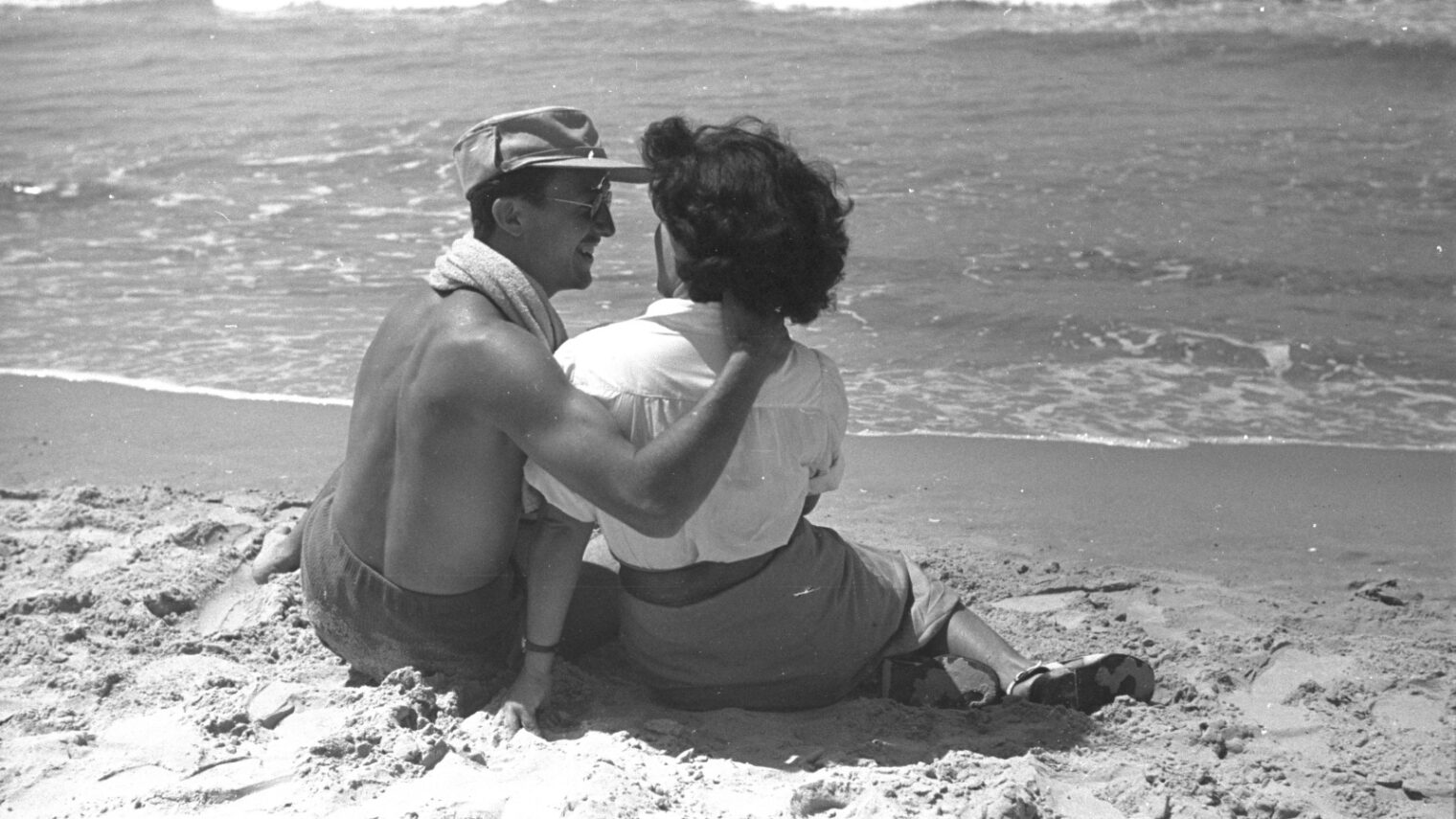 In the midst of the 1948 War of Independence, an IDF soldier and his best girl take a beach break to cool off from the August heat. Photo: GPO