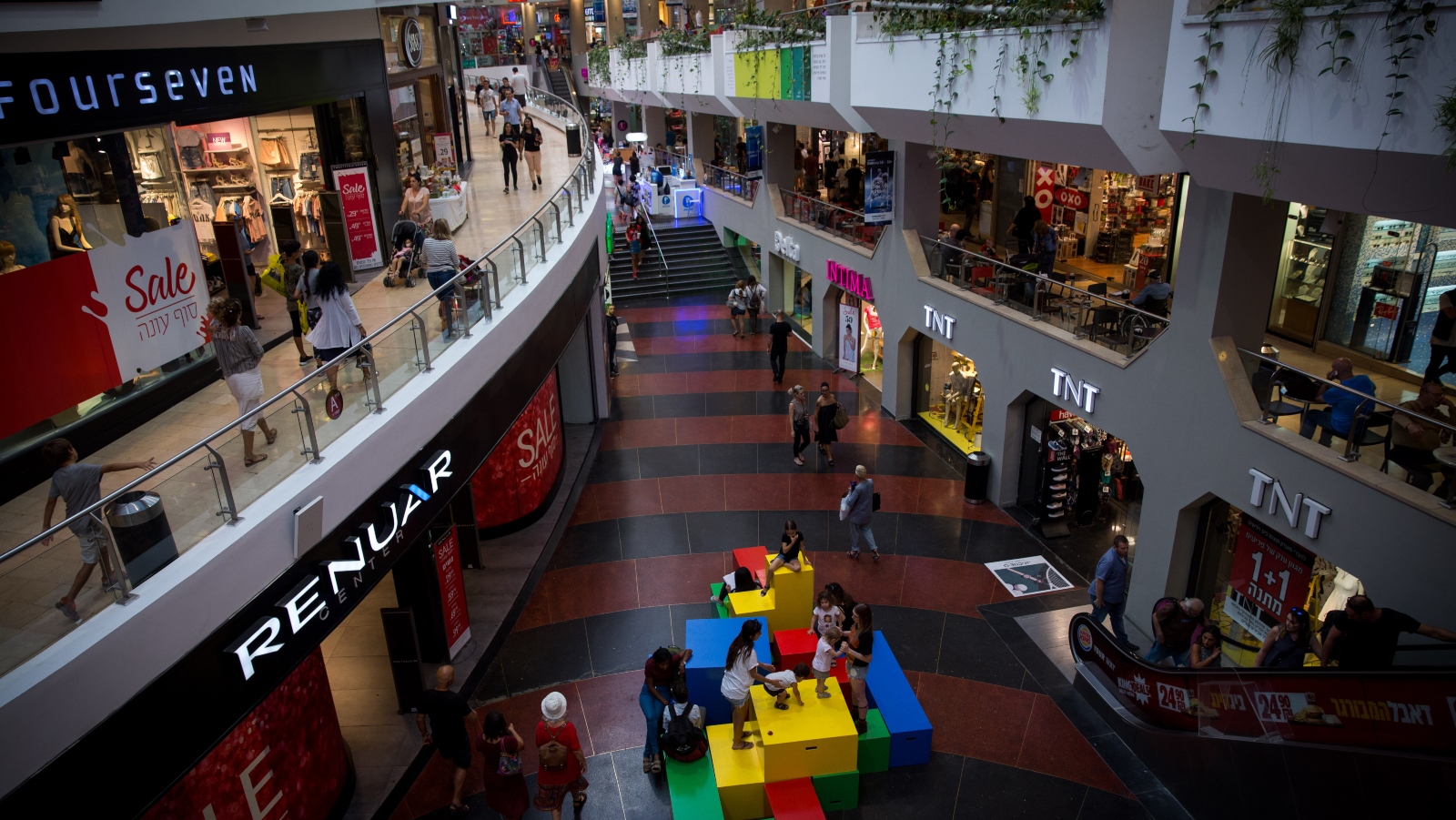Tel Aviv’s Dizengoff Center mall is one of the indoor locations in which the Navin app can help visitors navigate. Photo by Miriam Alster/FLASH90