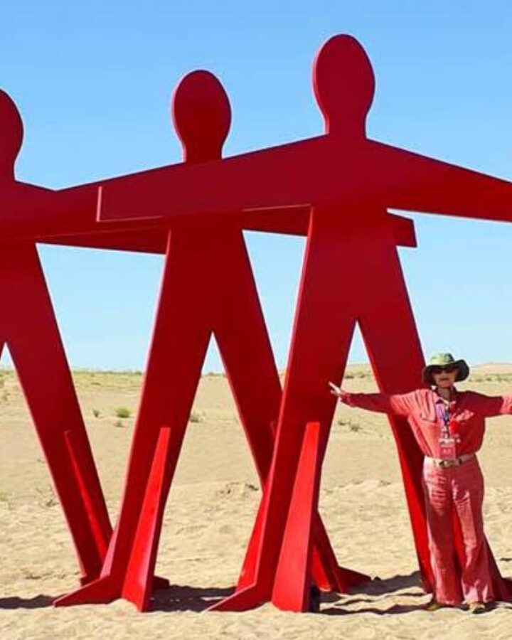 Israeli sculptress Dina Merhav with her “Walking” installation at the International Desert Sculpture Symposium & Land Art Festival in Minqin, China. Photo: courtesy