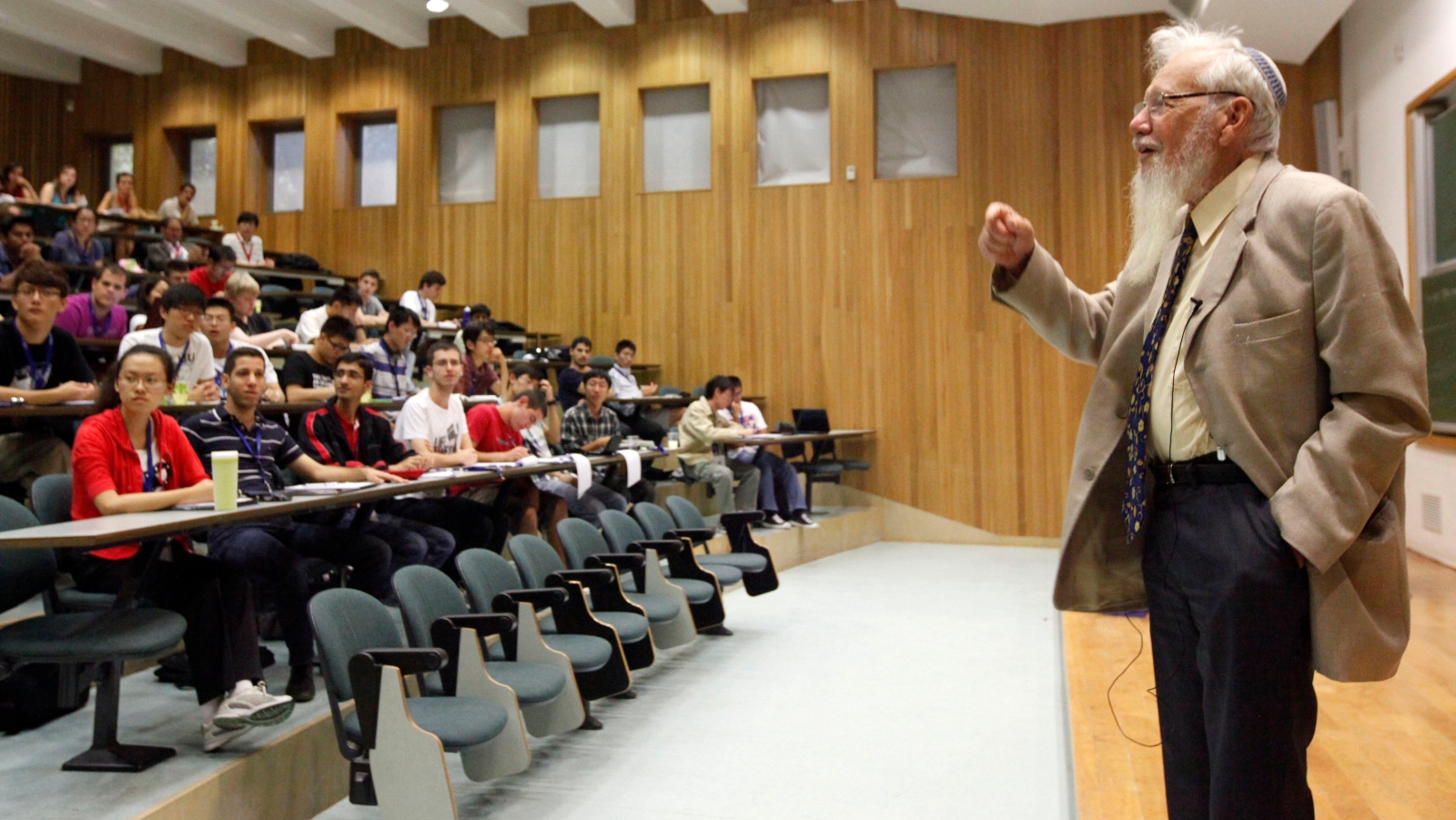 Nobel Laureate Prof. Robert Aumann lectures at a summer program for international science students at the Hebrew University in Jerusalem. Photo by Miriam Alster/FLASH90