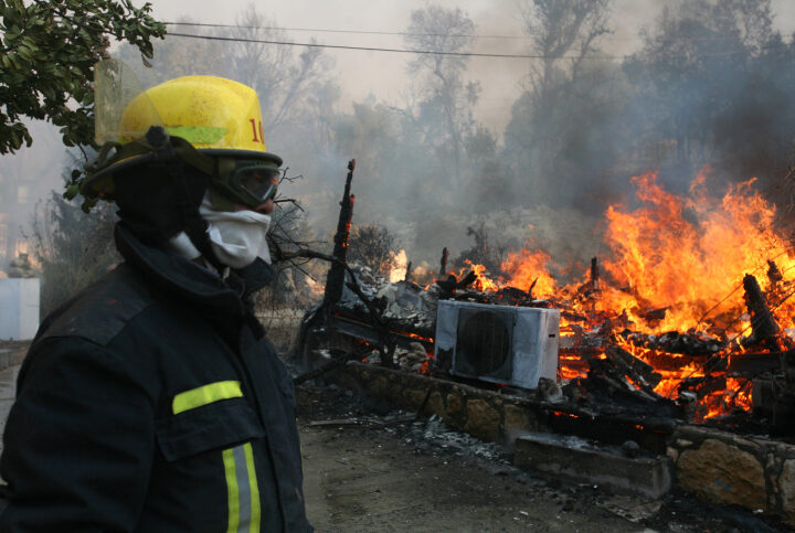 Firefighters battling a massive forest fire in northern Israel, December 2010. Photo by Flash90