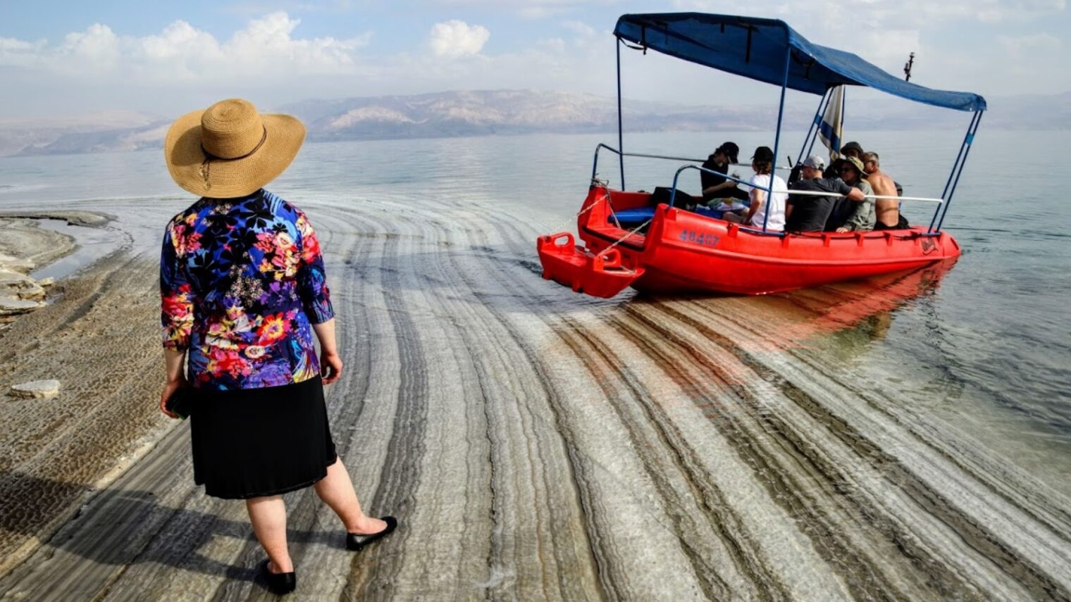 Dead Sea activist and photographer Noam Bedein takes tourists to see remote parts of the Dead Sea. Photo by Noam Bedein