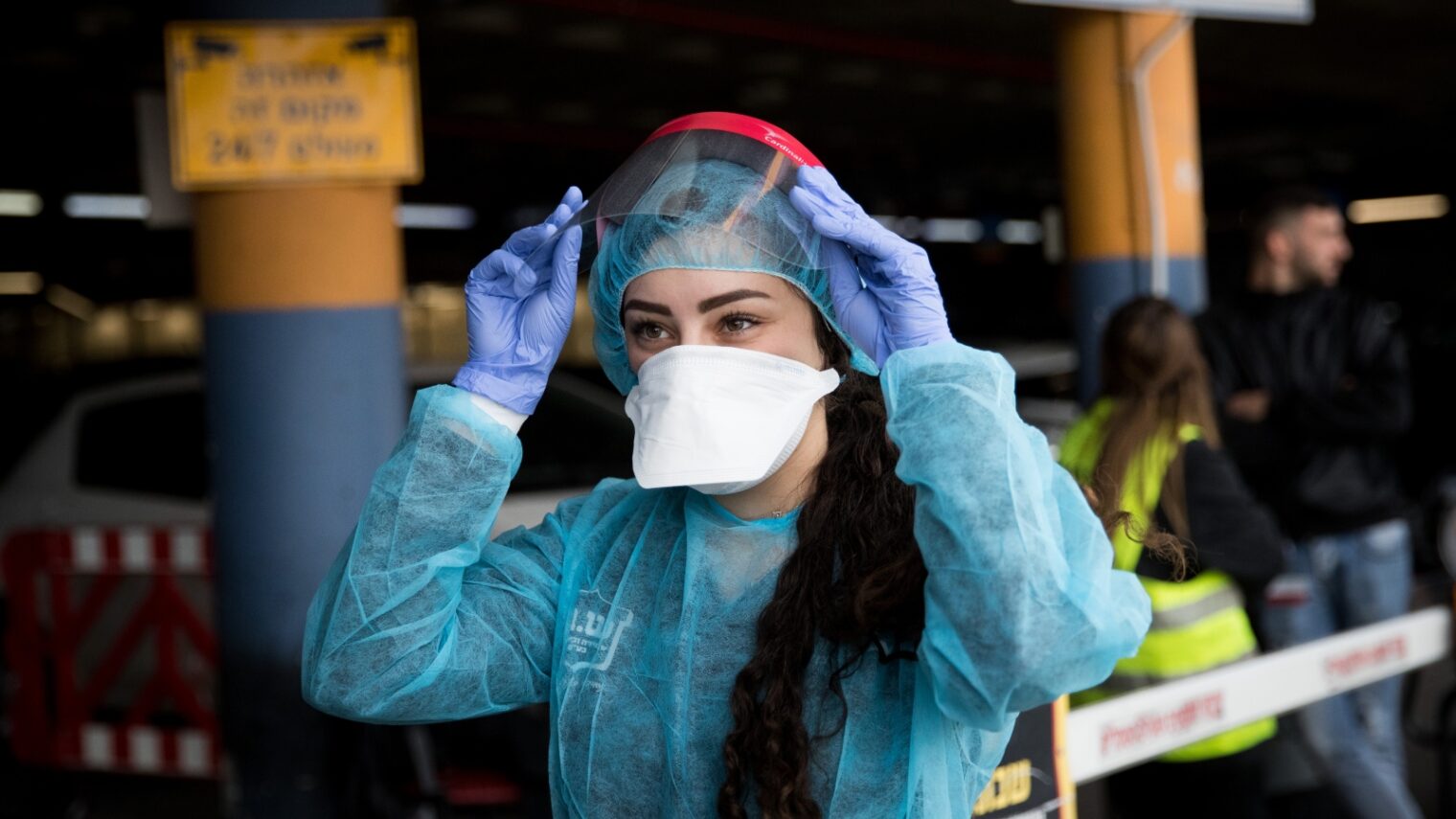 Hospital staff at Shaare Zedek Medical Center in Jerusalem donned facemasks and protective clothing to prepare for the arrival of a Chinese woman suspected of having coronavirus infection, January 27, 2020. Photo by Yonatan Sindel/Flash90