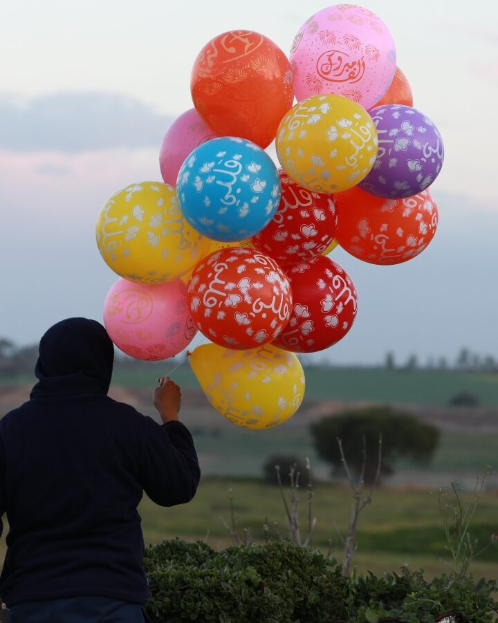 A Gazan terrorist preparing to launch flammable balloons toward Israel, January 22, 2020. Photo by Ali Ahmed/Flash90