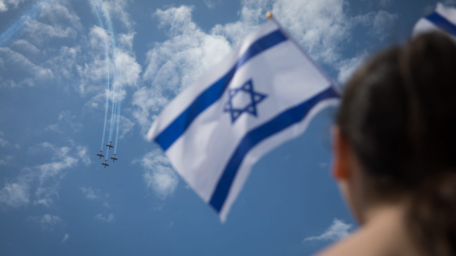 People enjoy the military airshow at Bograshov Beach in Tel Aviv on Israel's 71st Independence Day, May 9, 2019. Photo by Hadas Parush/Flash90