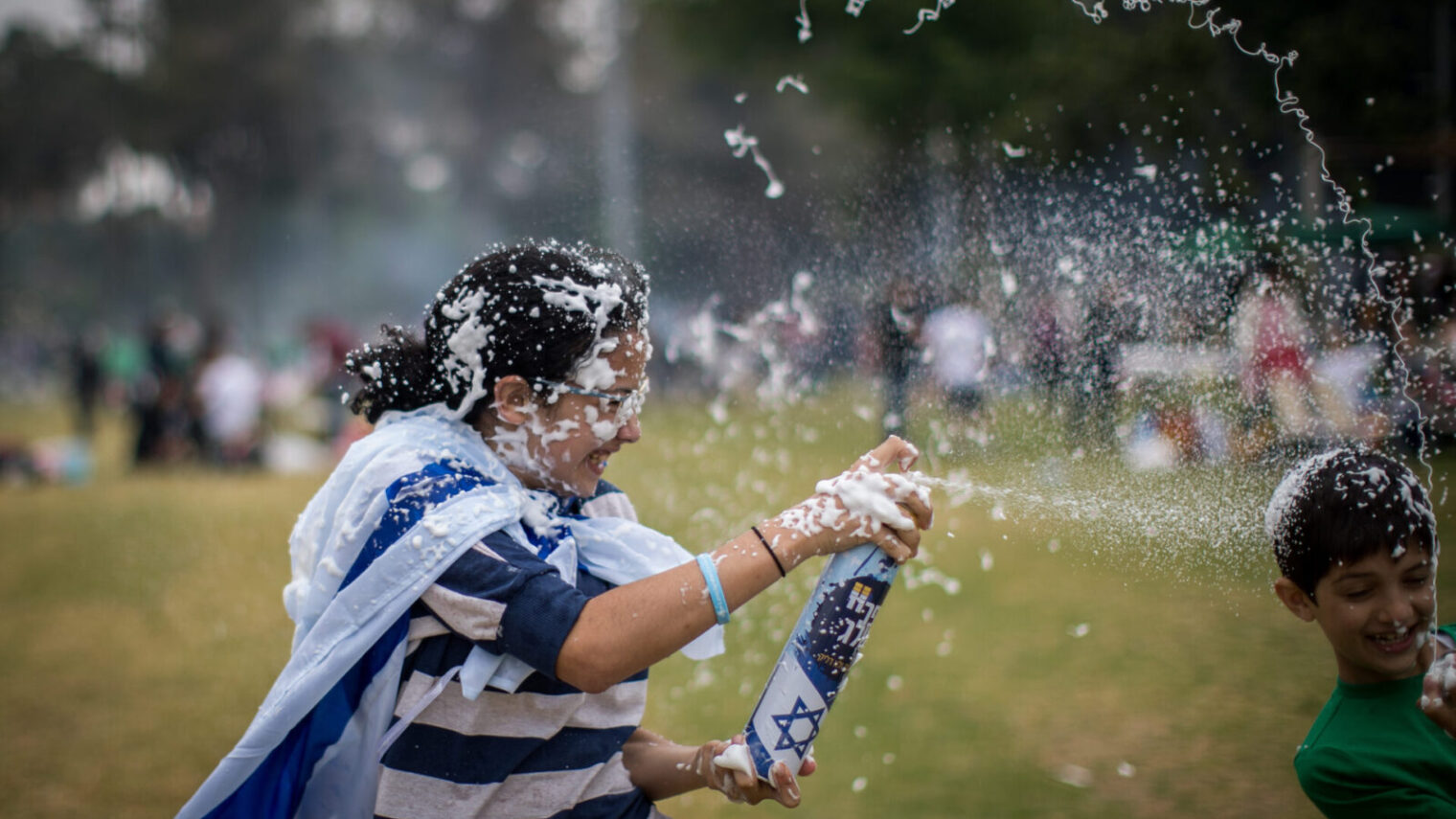 Children go wild with snow spray during Israel's 71st Independence Day celebrations in Sacher Park in Jerusalem, May 9, 2019. Photo by Yonatan Sindel/Flash90