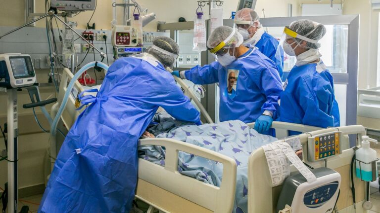 Medical staff at work at the coronavirus unit at the Ichilov hospital, Tel Aviv. Photo by Yossi Aloni/Flash90