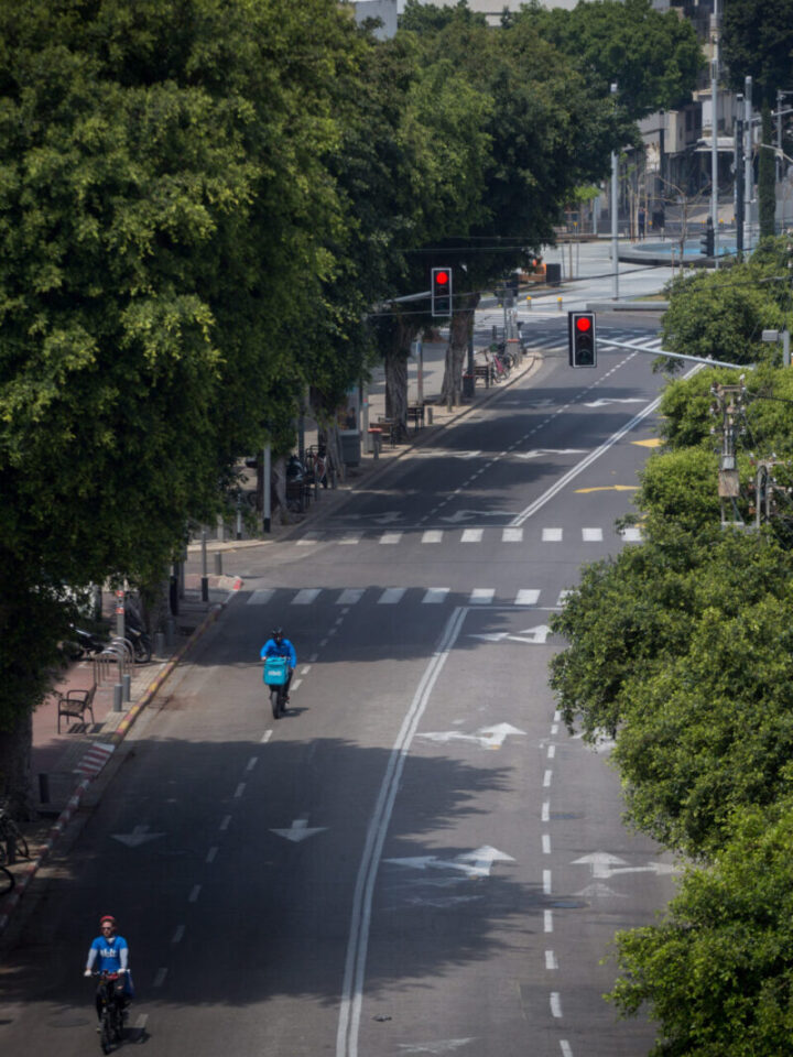 Dizengoff Street in Tel Aviv in the middle of lockdown, April 15 2020. Photo by Miriam Alster/Flash90