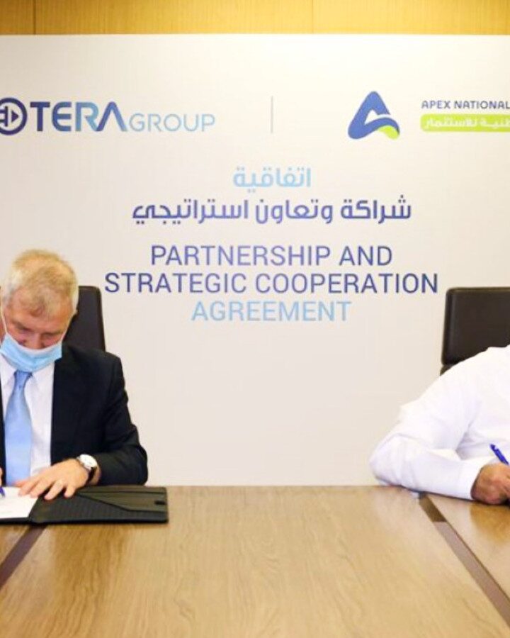 TeraGroup Chairman & CEO Oren Sadiv, left, signs a research deal with Khalifa Yousef Khouri, chairman of APEX National Investment, in Abu Dhabi. Photo courtesy of WAM Emirates News Agency