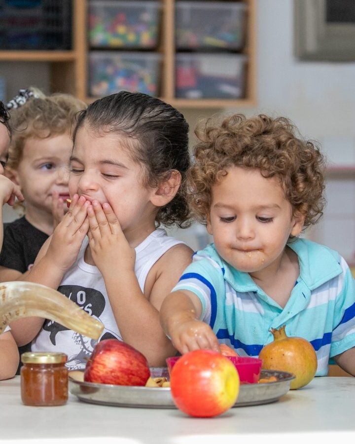 Young children learn about the customs of Rosh Hashana ahead of the holidays. Photo by Yossi Aloni/FLASH90