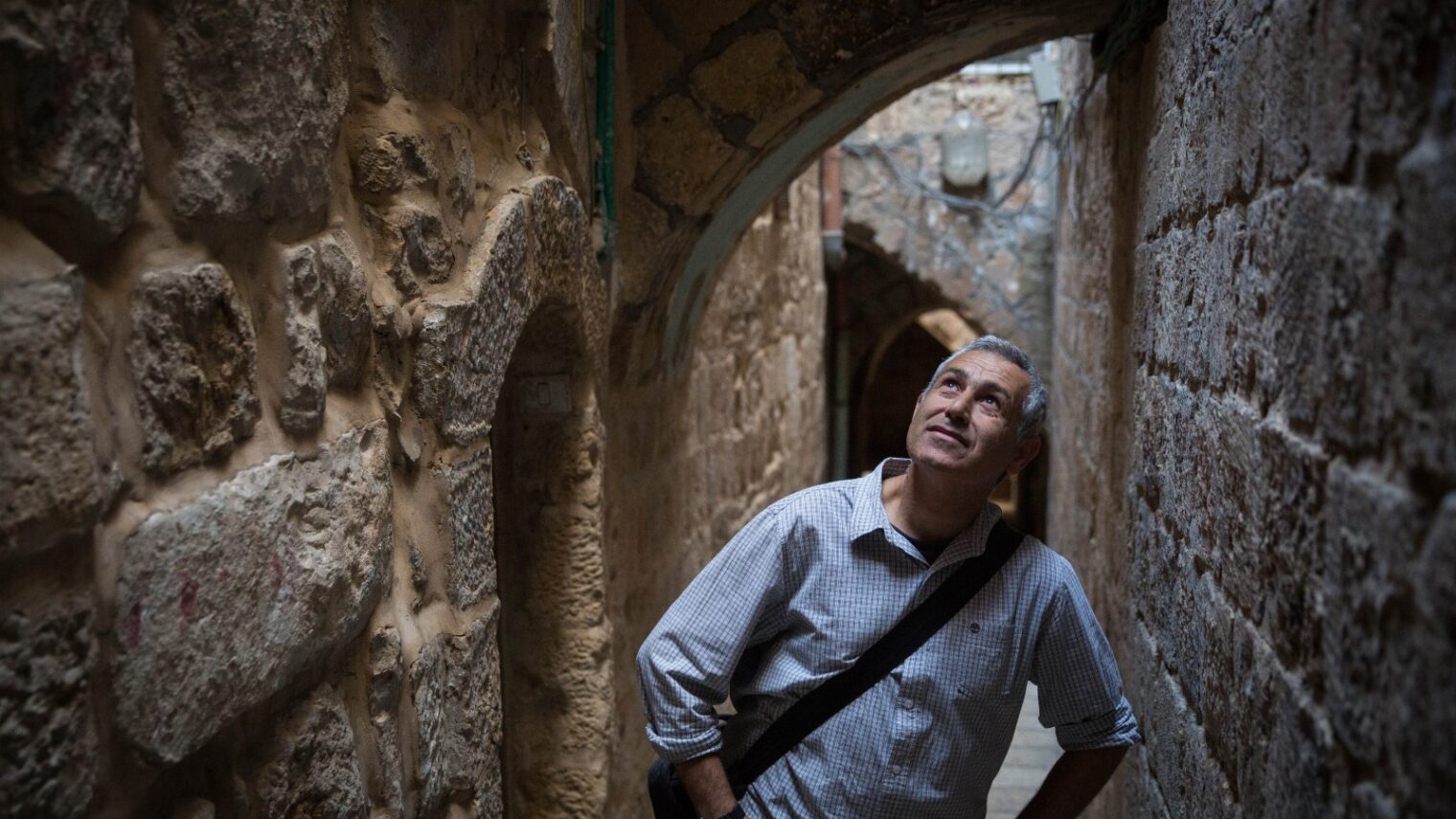 Israeli tour guide Ami Meitav leading a tour in the Old City of Jerusalem. Photo by HadasParush/Flash90
