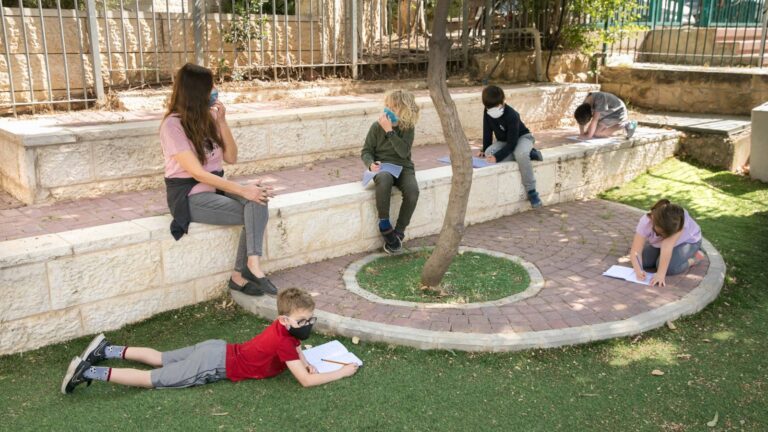 Israeli students wearing facemasks and keeping social distance on May 3, 2020 in Jerusalem. Photo by Olivier Fitoussi/Flash90
