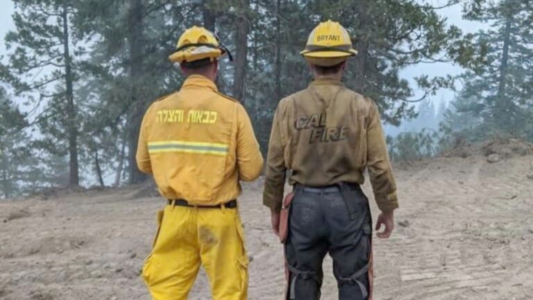 An Israeli and Californian firefighter standing together in September 2020. Photo courtesy of @BayAreaFirefighters