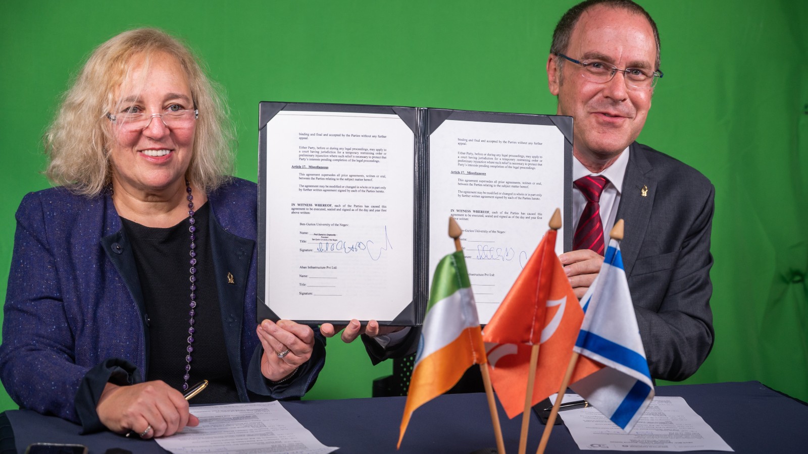 Ben-Gurion University of the Negev VP for Global Engagement Prof. Limor Aharonson-Daniel and President Prof. Daniel Chamovitz sign an agreement to develop a joint agricultural research institute in Chennai, India with Indian firm Aban. Photo by Dani Machlis/BGU