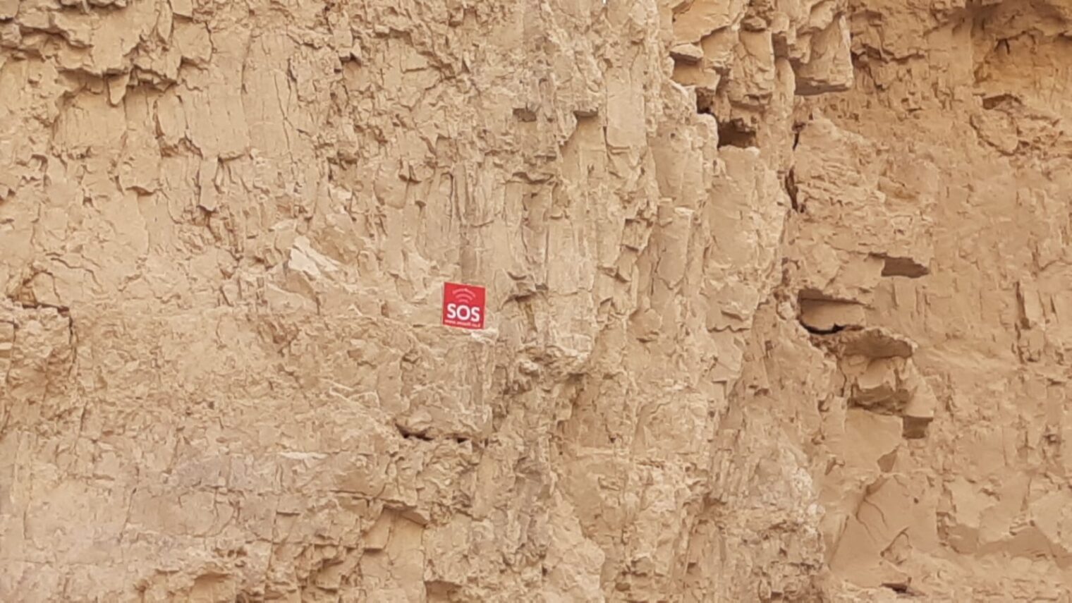 A sign informs hikers at Nahal Og that an SOS WiFi connection is available. Photo courtesy of Bein Hashitin