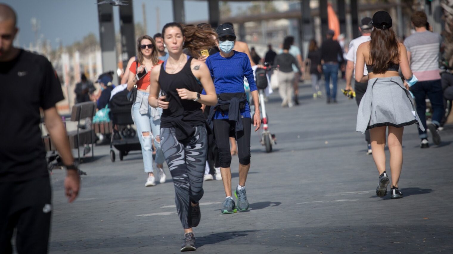 Jogging on the Tel Aviv beach boardwalk, February 3, 2021. Photo by Miriam Alster/FLASH90
