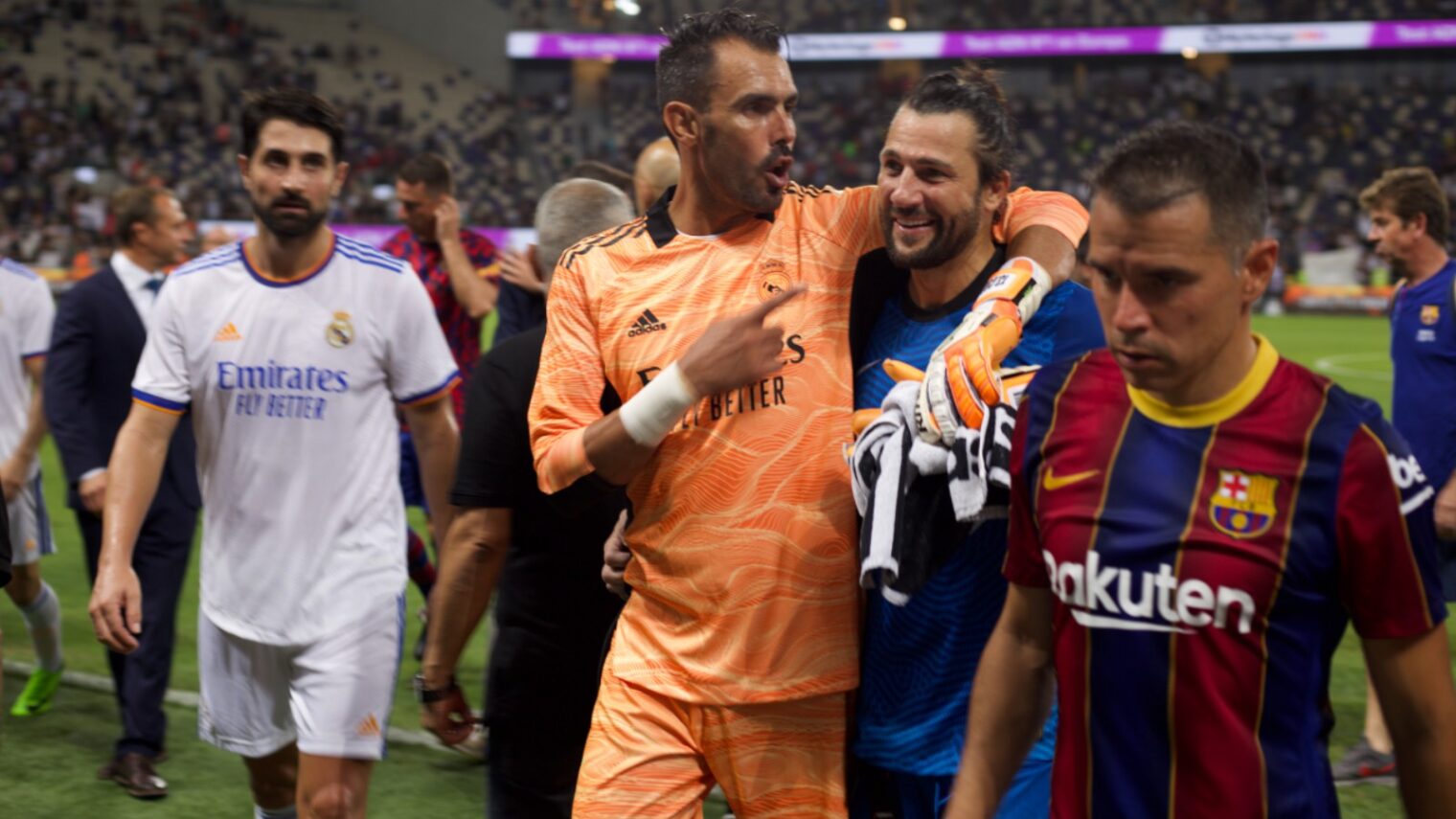 The goalkeepers of Real Madrid Leyendas and Barça Legends greet each other at the end of the first half of the match. Ahead of them, the Argentine Javier Saviola. Photo by José Apoj