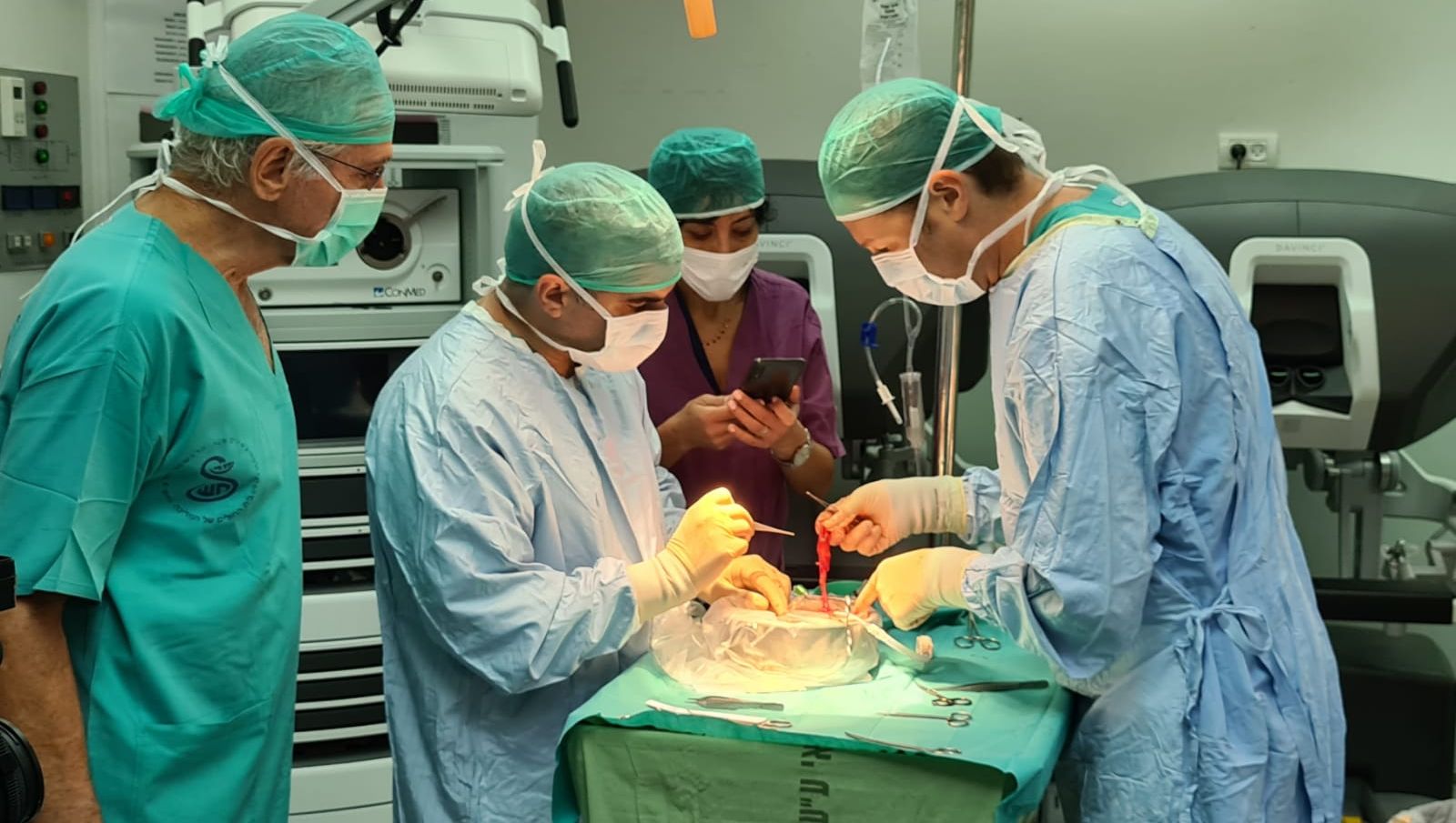 Doctors inspect the kidney donated by an Israeli woman ahead of its journey to Abu Dhabi in the first exchange of its kind. Photo by Naama Frank Azriel