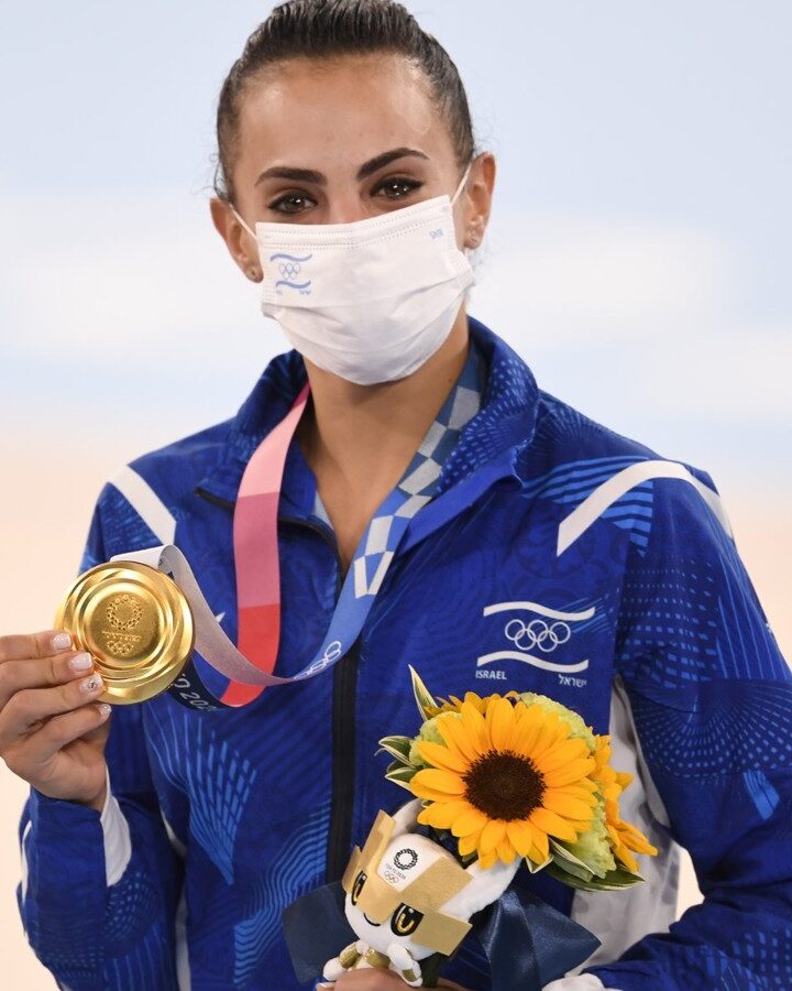 Linoy Ashram with her gold medal for rhythmic gymnastics at the Tokyo Olympics. Photo by Amit Shissel/Israel Olympic Committee