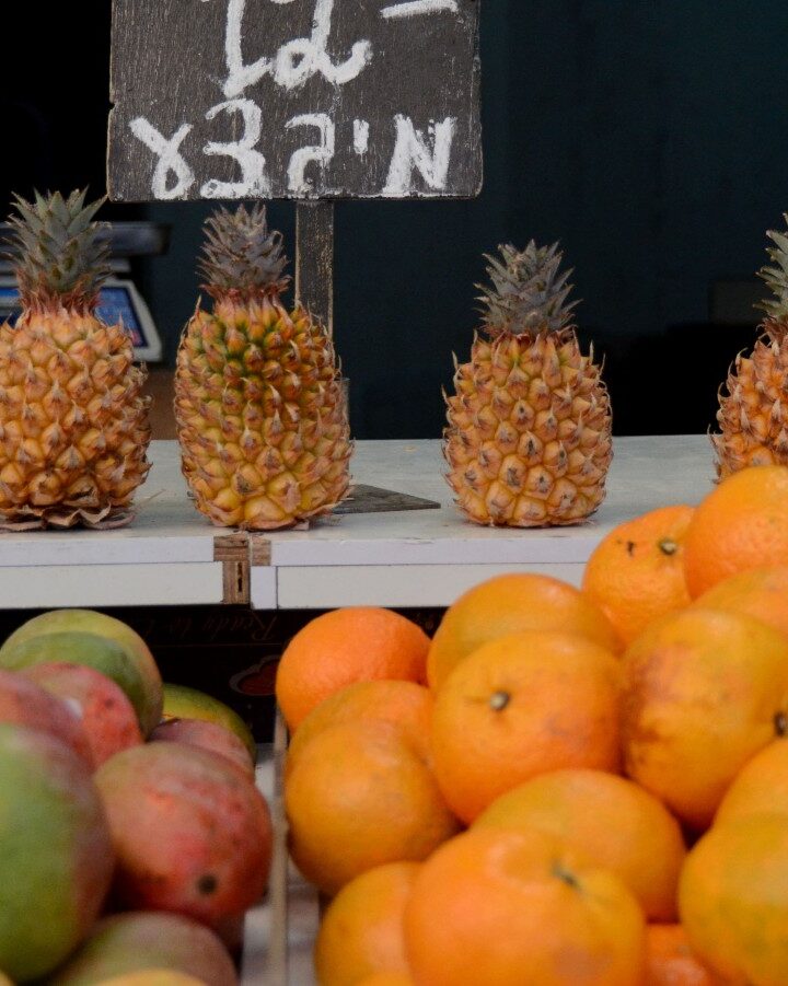 Pineapples, mangos and oranges displayed for purchase in Machane Yehuda market in Jerusalem. Photo by Danna Hymanson/Flash90