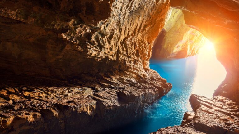 Photo of Rosh Hanikra grottoes via Shutterstock.com