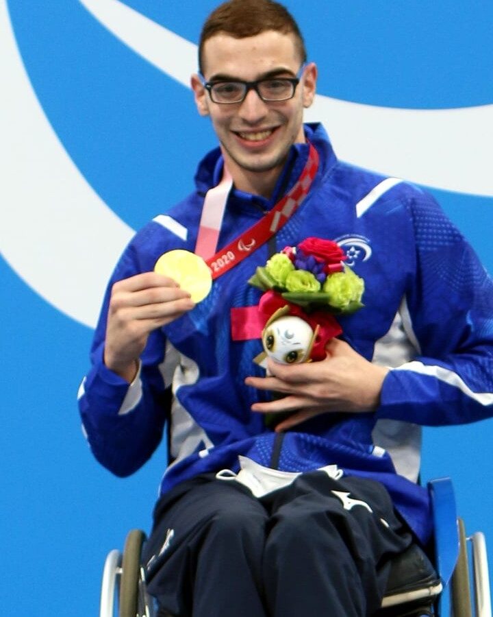 Ami Dadaon with his gold medal, August 30, 2021. Photo by Keren Isaacson/IPC