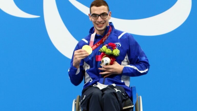 Ami Dadaon with his gold medal, August 30, 2021. Photo by Keren Isaacson/IPC