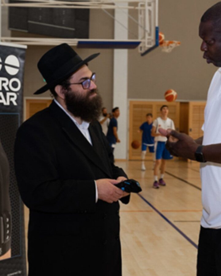 Healables CEO Moshe Lebowitz speaking to NBA coach and player Ed Pinckney. Photo courtesy of Healables
