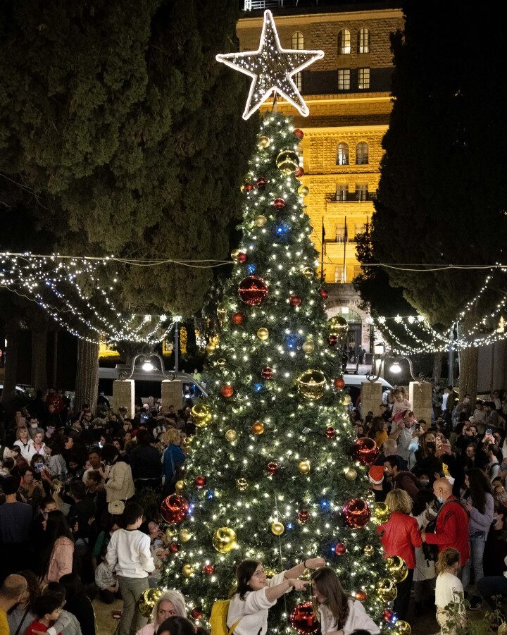 Annual Christmas tree lighting ceremony at the Jerusalem International YMCA, November 28, 2021. Photo by Yonatan Sindel/Flash90