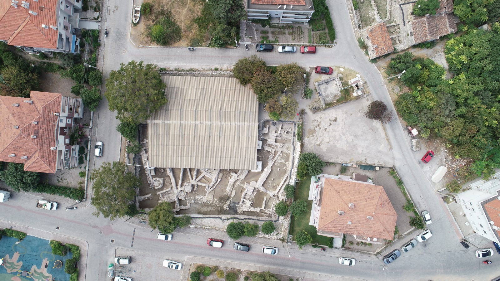 Birds-eye view of the excavation site within a modern neighborhood of Çeşme-Bağlararası, Turkey. Photo by Vasıf Şahoğlu