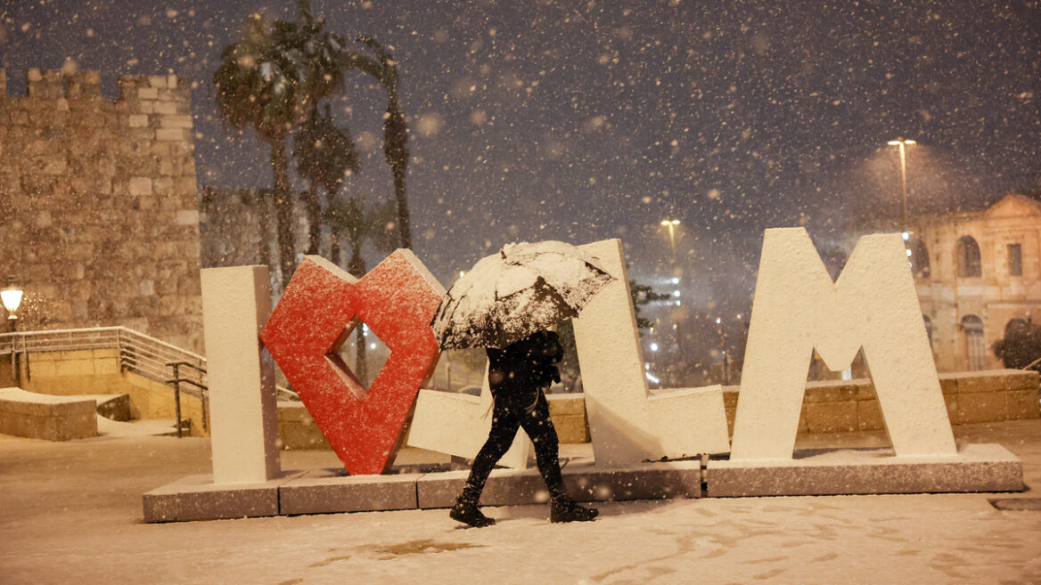 Snow falls in Jerusalem as a heavy storm hits nationwide, January 26, 2022. Photo by Yonatan Sindel/Flash90
