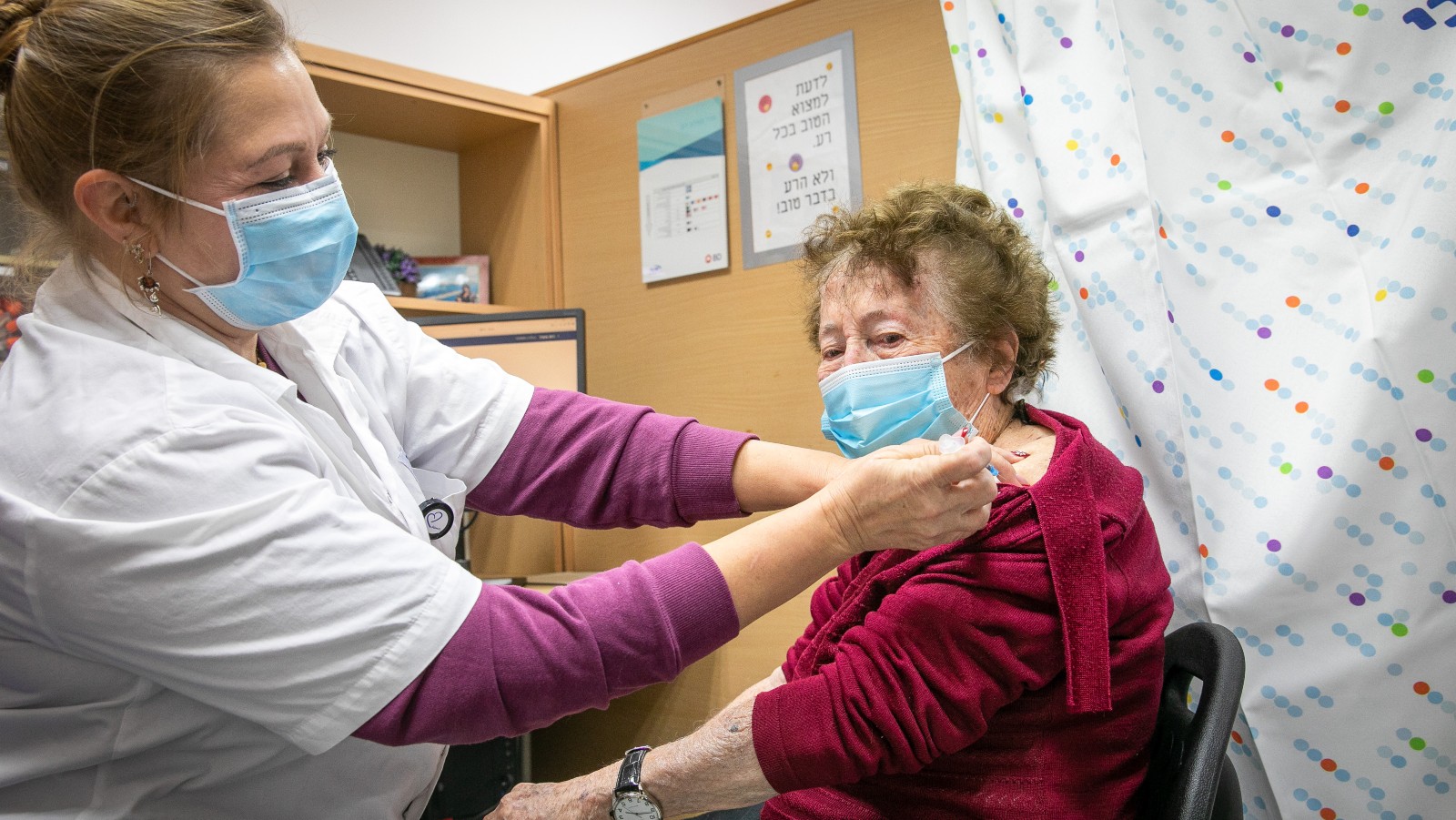 A 95-year-old woman receives a Covid-19 vaccine booster in Rehovot, January 10, 2022. Photo by Yossi Aloni/Flash90