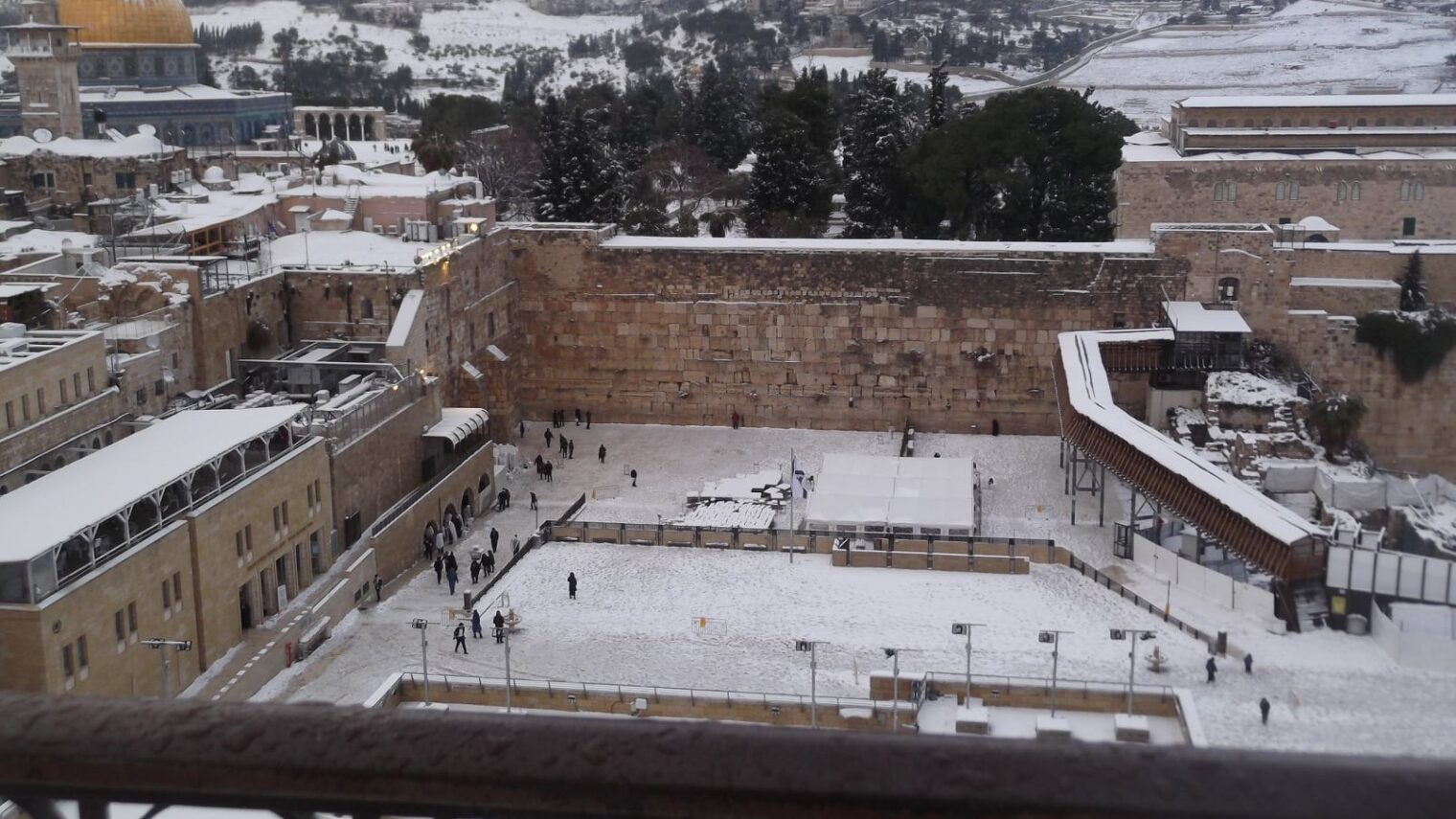 Snow falls on the Western Wall and Dome of the Rock. Photo by Chaya Weisberg/Heritage House