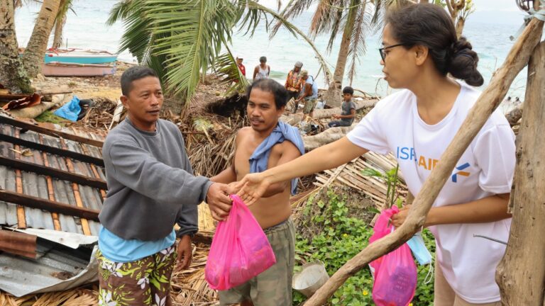 An IsraAID volunteer bringing urgent aid to victims of Typhoon Odette in the Philippines. Photo by Jeriel Nunez