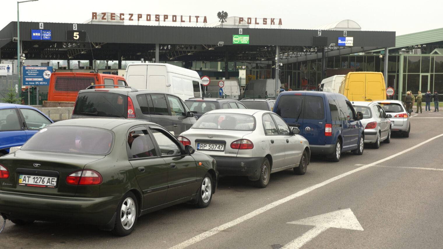 Cars queuing at the Ukrainian-Polish border. Photo by Bumble Dee/Shutterstock